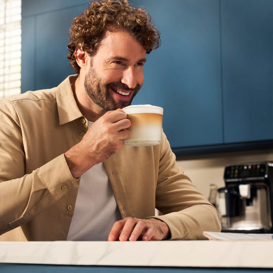 Kaffeevollautomat 5400 Series EP5447/90 Automatische Kaffeemaschine 12 Kaffeespezialitäten und 4 Benutzerprofilen, mit Milchaufschäumer, LatteGo Milchsystem, Touchdisplay- 15 bar - Schwarz